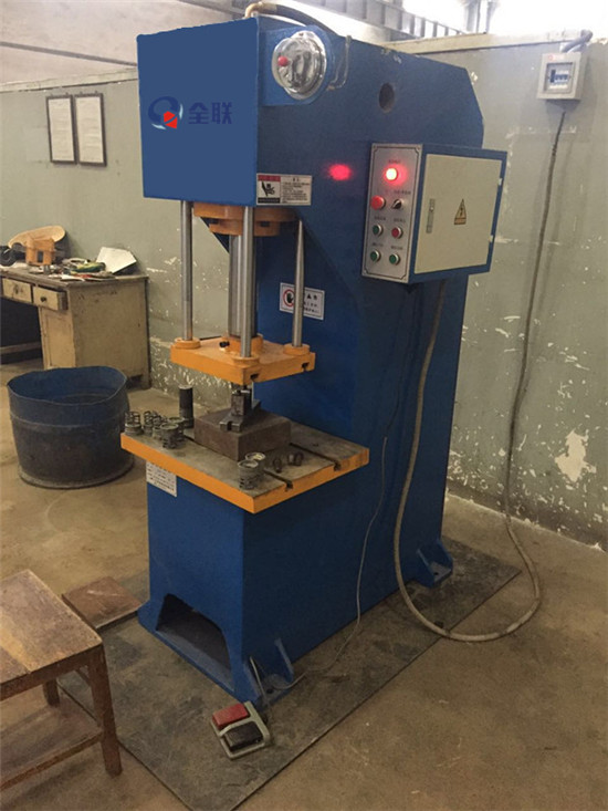 單(dan)柱液壓機