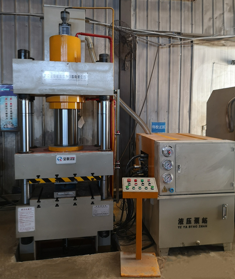 四柱液(ye)壓機